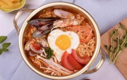 加盟網(wǎng)紅“泡面小食堂”卻沒(méi)有商標(biāo)？